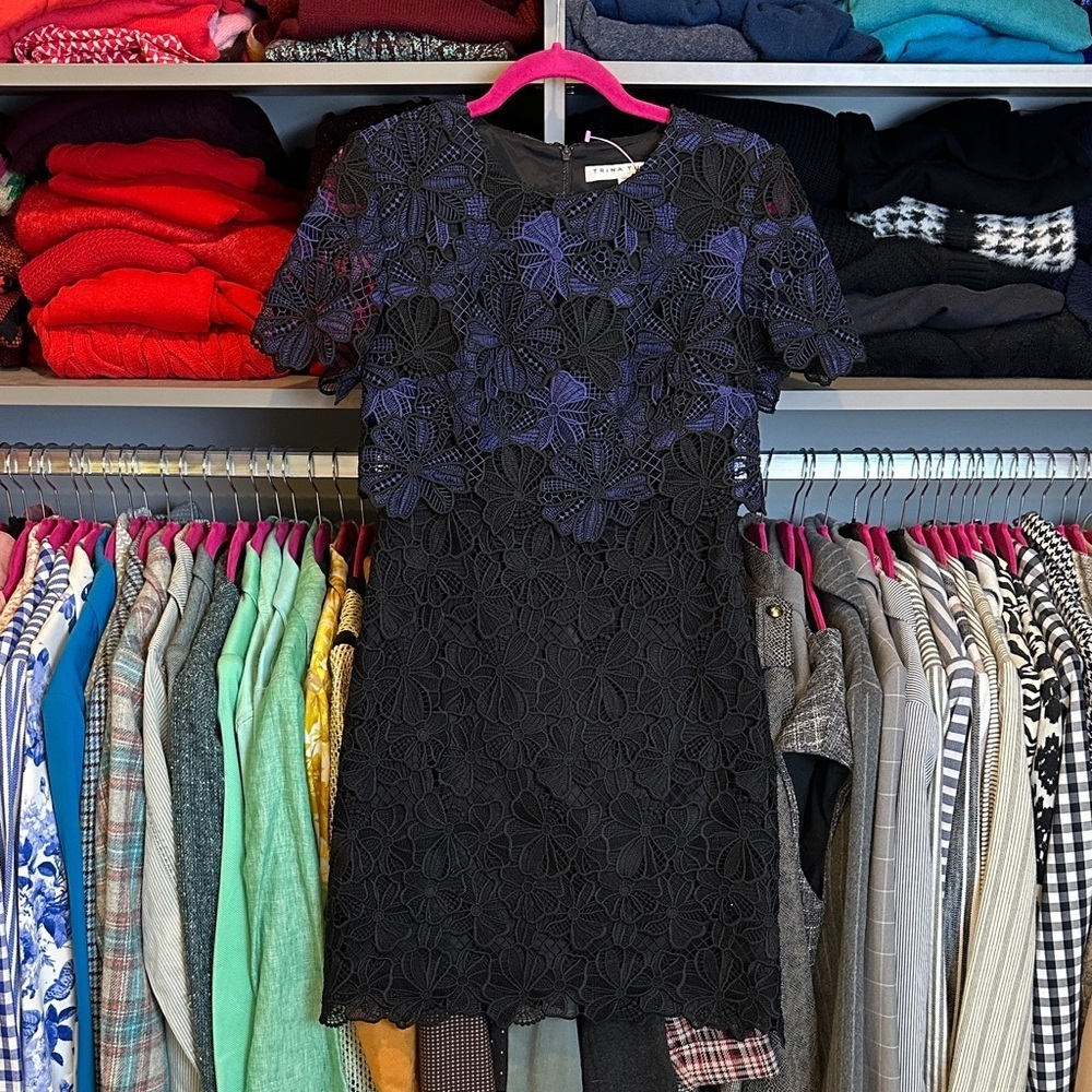 Trina Turk black/blue embroidered floral short sleeve lined dress size 2